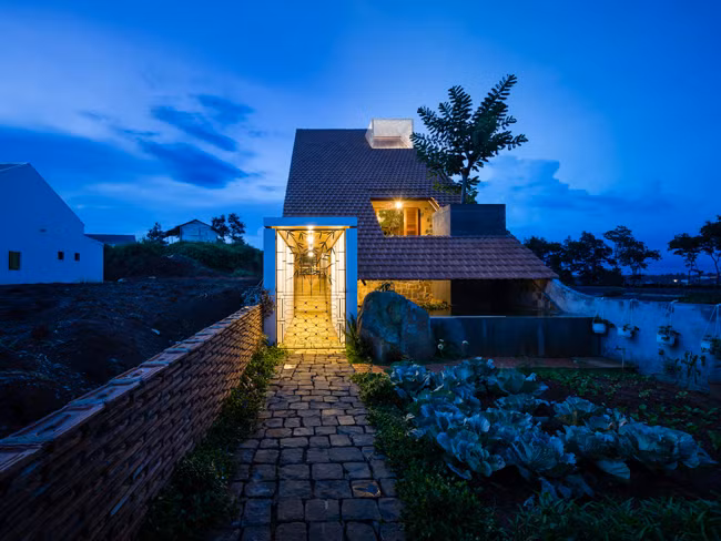 Đây là tổ ấm của một cặp vợ chồng và 2 đứa trẻ, được xây dựng trên một mảnh đất nằm sát đường quốc lộ, trên cao nguyên Di Linh thuộc tỉnh Lâm Đồng. Đây là tổ ấm của một cặp vợ chồng và 2 đứa trẻ, được xây dựng trên một mảnh đất nằm sát đường quốc lộ, trên cao nguyên Di Linh thuộc tỉnh Lâm Đồng.