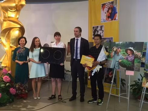 Ban tổ chức trao giải Nhất cho tác giả Nguyễn Hữu Thông.