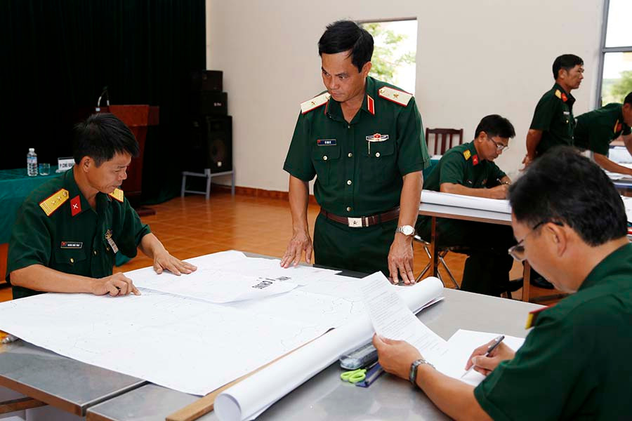 Thiếu tướng Vũ Văn Sỹ-Tư lệnh Quân đoàn 3 theo dõi thí sinh tác nghiệp trên bản đồ. Ảnh Duy Hiển