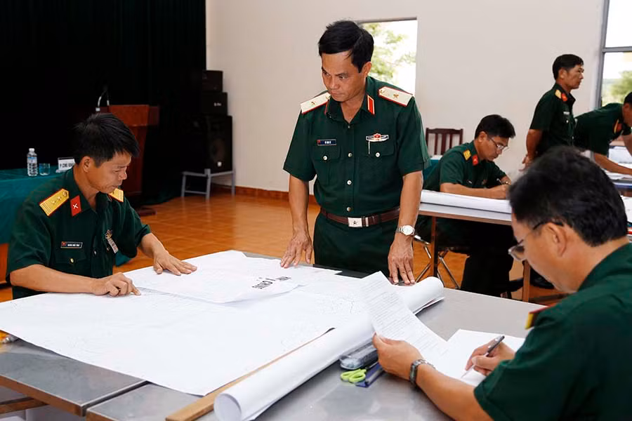 Thiếu tướng Vũ Văn Sỹ-Tư lệnh Quân đoàn 3 theo dõi thí sinh tác nghiệp trên bản đồ. Ảnh Duy Hiển