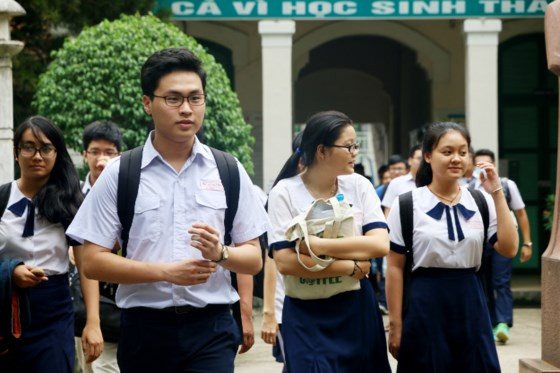 Các sĩ tử vừa hoàn thành bài thi môn Văn.