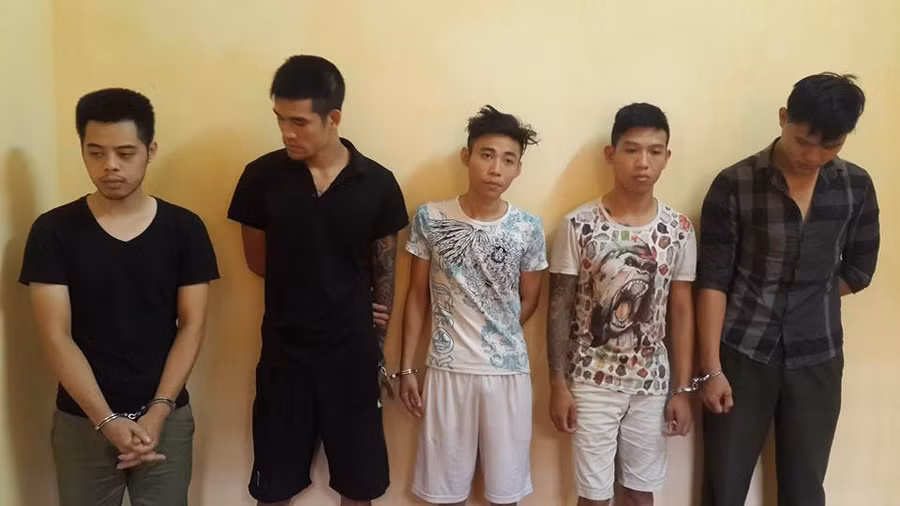 Nhóm cho vay nặng lãi hành hung con nợ bắt 2 con chó phốc bị cảnh sát bắt giữ.