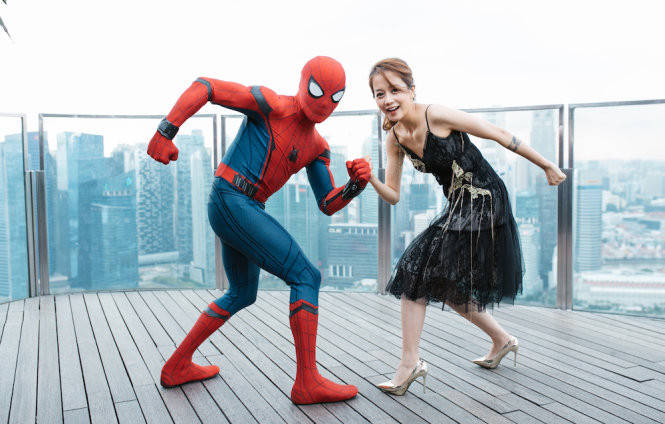 An Nguy chụp ảnh vui cùng người nhện trong sự kiện ra mắt bộ phim Spider-Man Homecoming diễn tại Singapore
