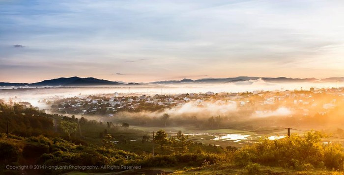  Cuộc đời trôi bên dòng hồ thần thoại.