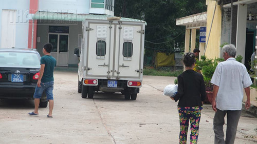 Ba mẹ nghi phạm Việt chuẩn bị đồ đạc cho con trước khi Công an Khánh Hòa di lý nghi phạm này về Công an Khánh Hòa phục vụ công tác điều tra. Ba mẹ nghi phạm Việt chuẩn bị đồ đạc cho con trước khi Công an Khánh Hòa di lý nghi phạm này về Công an Khánh Hòa phục vụ công tác điều tra Ảnh: Quế Hà