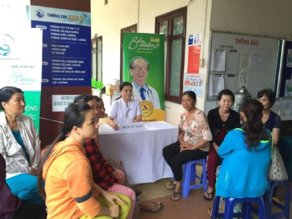 Bác sĩ tư vấn cho các chị em về nội tiết tố nữ tại ngày hội Bác sĩ tư vấn cho các chị em về nội tiết tố nữ tại ngày hội