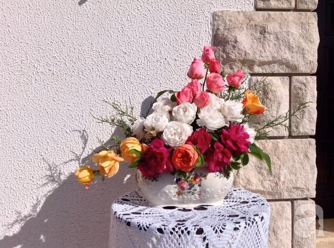 Hồng trong vườn được chị cắm đẹp duyên dáng.