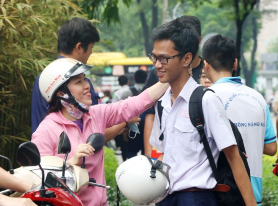 Động viên con trước khi vào phòng thi tại điểm thi THPT Lê Quý Đôn, quận 3.