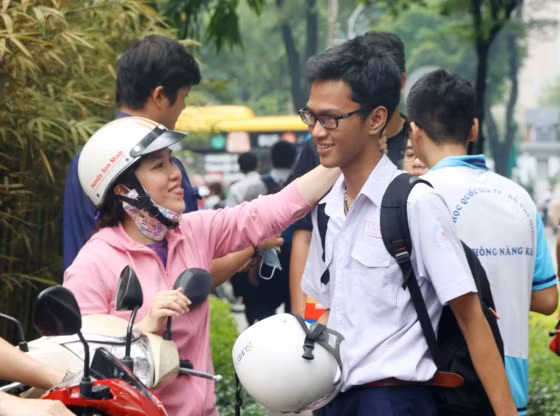 Động viên con trước khi vào phòng thi tại điểm thi THPT Lê Quý Đôn, quận 3.