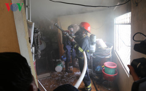 Lực lượng Phòng cháy chữa cháy TP Đà Nẵng phun nước dập tắt đám cháy.