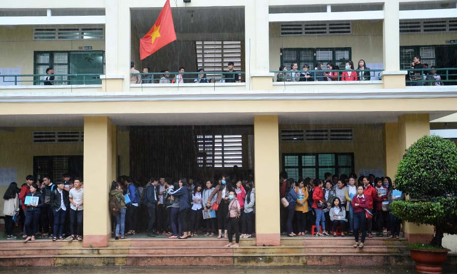 Trời bất ngờ đổ mưa lớn sau khi kết thúc môn thi cuối cùng khiến các thí sinh mắc kẹt trong trường thi. Ảnh: Phương Vi