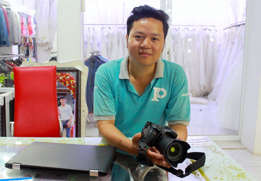 Phong bảo rằng, để có được một Phong Casta trong lòng mọi người hôm nay, bản thân anh phải không ngừng đổi mới, sáng tạo. Ảnh: Hồng Thi Anh Phong bảo rằng, để có được vị trí trong lòng mọi người hôm nay, bản thân anh đã phải đánh đổi nhiều thứ. Ảnh: Hồng Thi