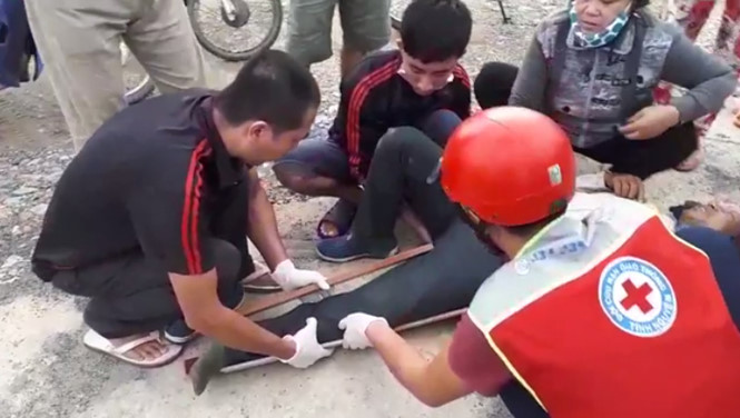 Anh Đặng Văn Phúc sơ cứu một nạn nhân bị gãy chân trong một vụ tai nạn giao thông. Anh Đặng Văn Phúc sơ cứu một nạn nhân bị gãy chân trong một vụ tai nạn giao thông.