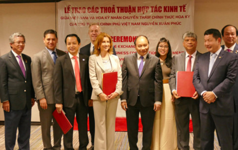 Thủ tướng chứng kiến lễ ký kết, trao đổi thỏa thuận hợp tác kinh tế giữa các doanh nghiệp Việt Nam và đối tác Hoa Kỳ (Ảnh: Tuổi Trẻ)