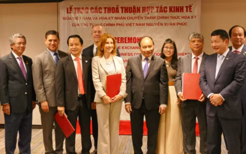 Thủ tướng chứng kiến lễ ký kết, trao đổi thỏa thuận hợp tác kinh tế giữa các doanh nghiệp Việt Nam và đối tác Hoa Kỳ (Ảnh: Tuổi Trẻ)