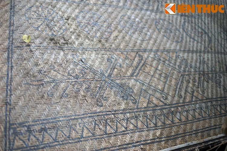 Mái nhà lợp gỗ ván và được phủ một lớp phên nan tre có trang trí nhiều hình vẽ bằng phẩm màu chế tác theo lối cổ truyền.