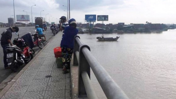 Cầu Đồng Nai -nơi nam thanh niên bỏ lại xe máy, nhảy cầu nghi tự tử.
