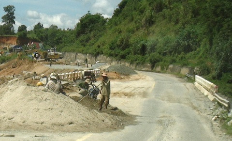 Một nửa số vốn (150 triệu USD) sẽ dành cho dự án tăng cường kết nối giao thông nhằm cải tạo 142 km đường quốc lộ 19, nâng cao an toàn giao thông và khả năng ứng phó thiên tai.