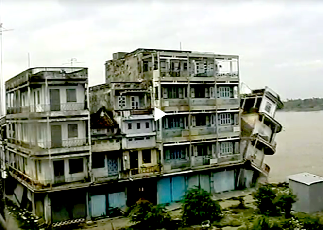 Một dãy phố kiên cố ở chợ Tân Châu cũ sụp lở xuống lòng sông. Một dãy phố kiên cố ở chợ Tân Châu cũ sụp lở xuống lòng sông.