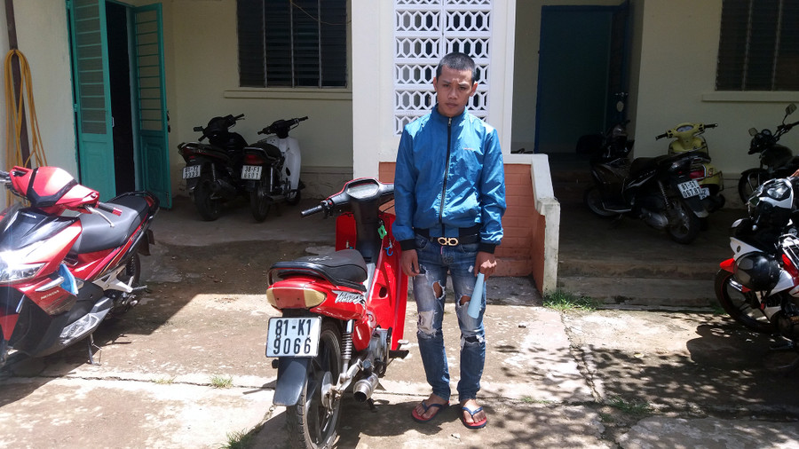 Huỳnh Văn Dũng cùng phương tiện bị tạm giữ: Ảnh N.H Thiếu niên chơi ngông cùng phương tiện bị tạm giữ: Ảnh N.H