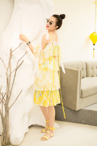 Phần áo gây ấn tượng với hai bên tay rộng, đường cắt kéo dài đến tận thắt eo kết hợp phần ống tay bản to đang là mốt được các tín đồ thời trang nữ lăng xê.