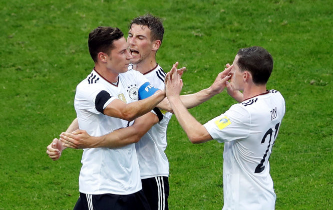 Draxler ăn mừng với đồng đội sau bàn thắng thứ 2. Draxler ăn mừng với đồng đội sau bàn thắng thứ 2.