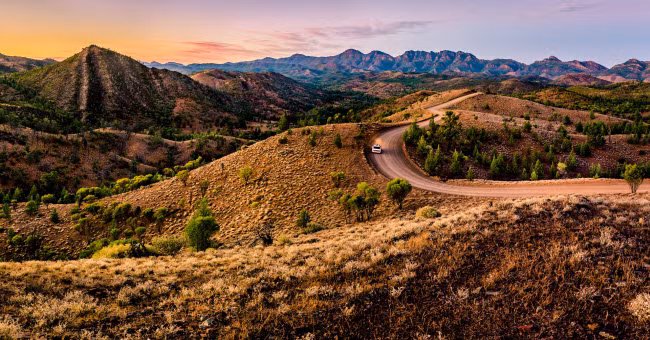 Khung cảnh tại thung lũng Bunyeroo ở Australia đẹp nhất vào lúc bình minh. Khung cảnh tại thung lũng Bunyeroo ở Australia đẹp nhất vào lúc bình minh.