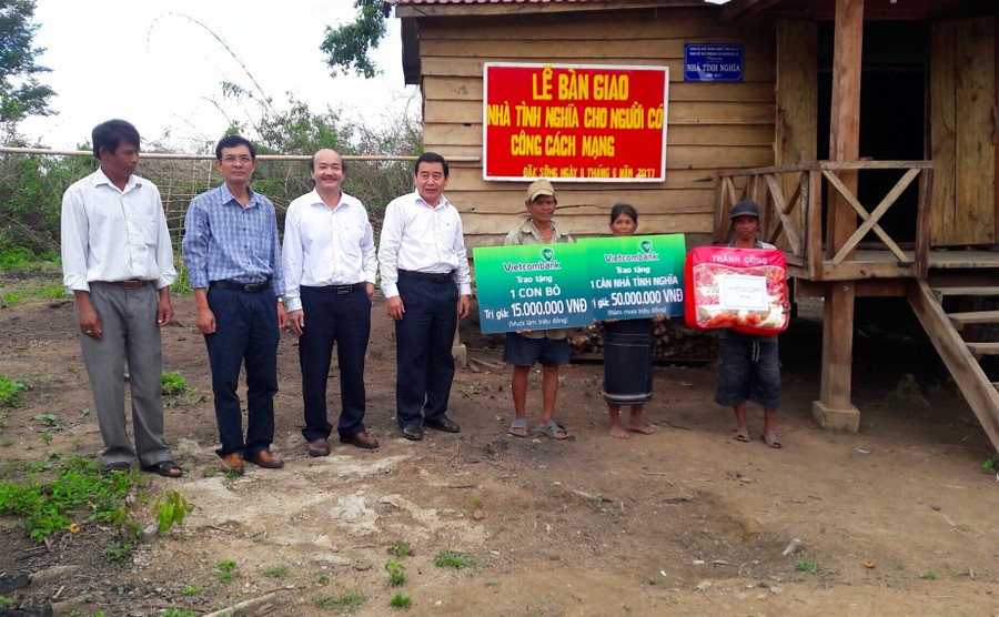 Gia đình ông Đinh Bong (làng H’Ôn, xã Đak Sông) vui mừng đón nhận nhà và bò. Ảnh: Hồng Thi