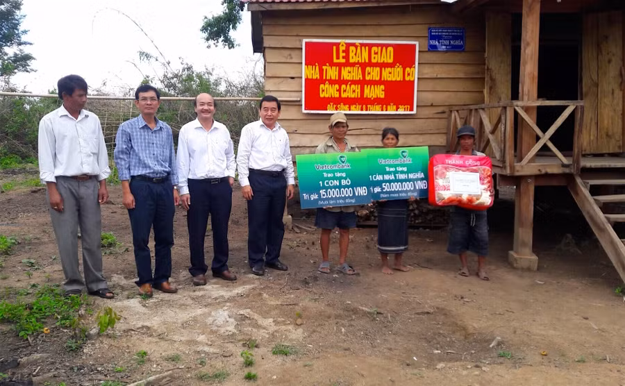 Gia đình ông Đinh Bong (làng H’Ôn, xã Đak Sông) vui mừng đón nhận nhà và bò. Ảnh: Hồng Thi