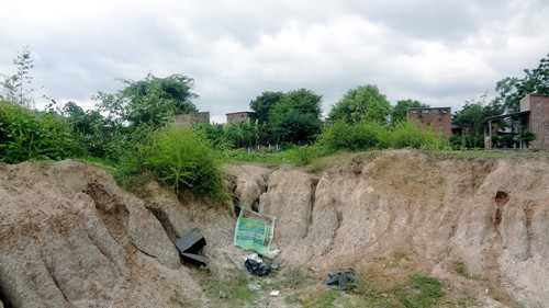 Chiếc thùng sắt đựng tài sản bị bẻ khóa, bỏ lại cách hiện trường khoảng 150m