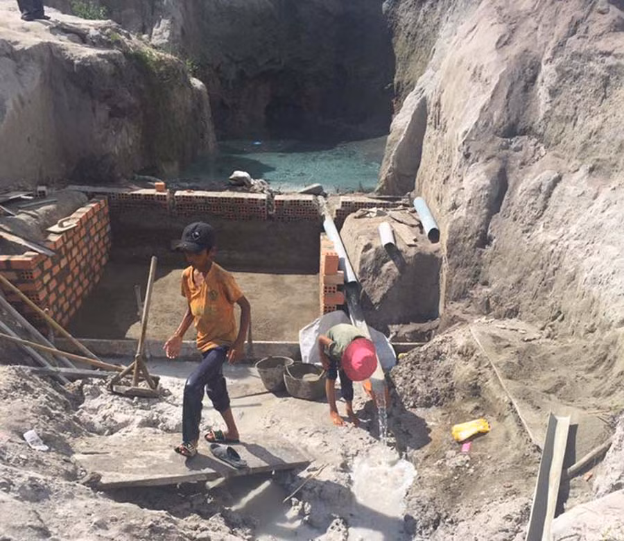 Xây dựng công trình nước giọt cho làng Bui Sơr. Ảnh: Lê Anh