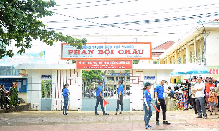 Các bạn trong đội tiếp sức mùa thi hỗ trợ đảm bảo trật tự trước cổng điểm thi Trường THPT Phan Bội Châu. Ảnh: Phương Vi