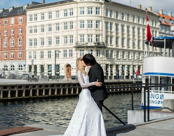 Keow vốn là nhiếp ảnh gia ưa mạo hiểm và hiếm khi lộ mặt trên mạng xã hội. Dù vậy, trang cá nhân của anh luôn ngập tràn những hình ảnh của vợ cùng những chú thích ngọt ngào.