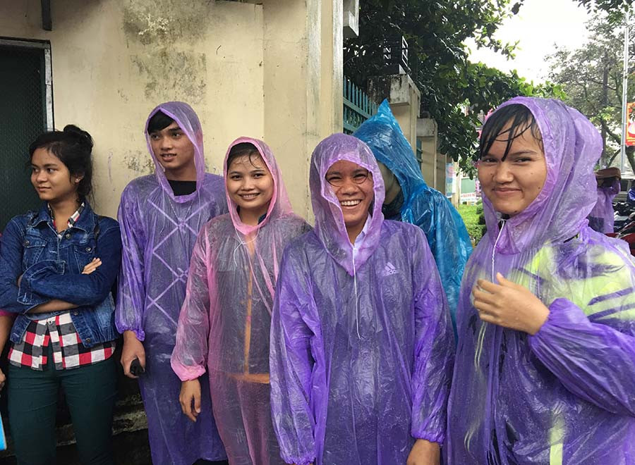  Nhiều thí sinh đội mưa chờ bạn sau khi kết thúc hai môn thi đầu của bài thi tổ hợp. Ảnh: Hoàng Ngọc