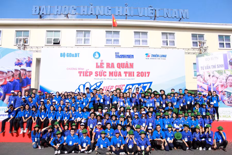  Không chỉ đóng vai trò người hỗ trợ, sự năng động, nhiệt huyết của thanh niên tình nguyện còn giúp động viên tinh thần, truyền niềm tin cho các thí sinh trước ngày thi