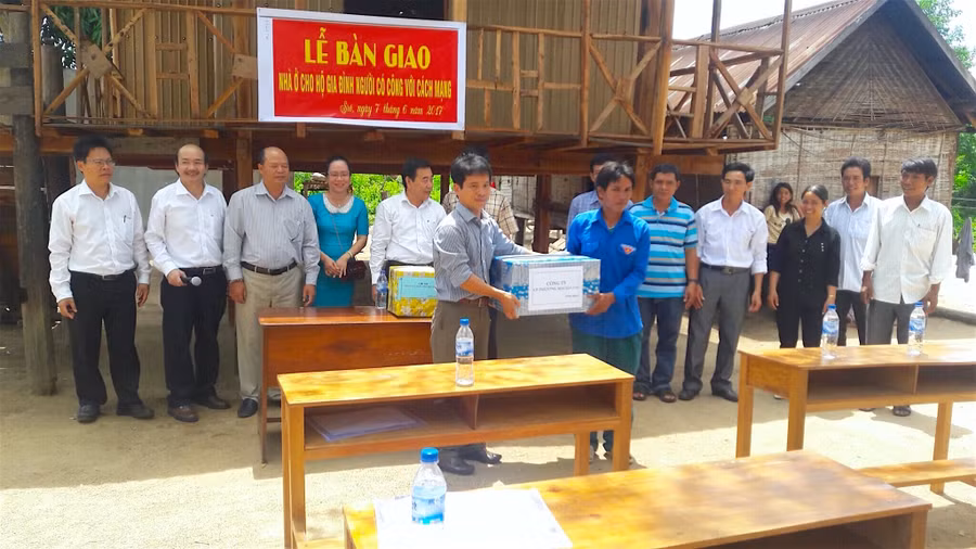 Bàn giao nhà và tặng quà cho các gia đình có công với cách mạng tại xã Sró. Ảnh: Hồng Thi