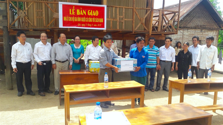 Bàn giao nhà và tặng quà cho các gia đình có công với cách mạng tại xã Sró. Ảnh: Hồng Thi