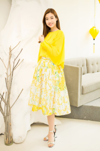 Cô rất háo hức khi được ướm thử những thiết kế mới của NTK.