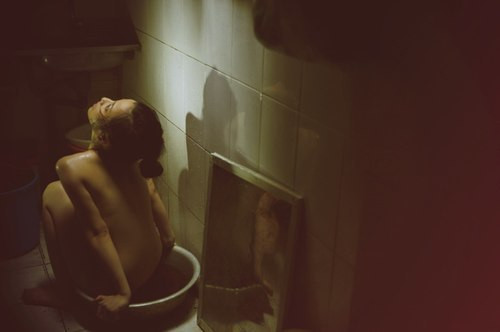 Một cảnh khỏa thân trong phim do diễn viên đóng thế thể hiện được đưa vào sách ảnh 'Đập cánh giữa không trung' mang đi giới thiệu ở Liên hoan phim quốc tế. Một cảnh khỏa thân trong phim do diễn viên đóng thế thể hiện được đưa vào sách ảnh 'Đập cánh giữa không trung' mang đi giới thiệu ở Liên hoan phim quốc tế.