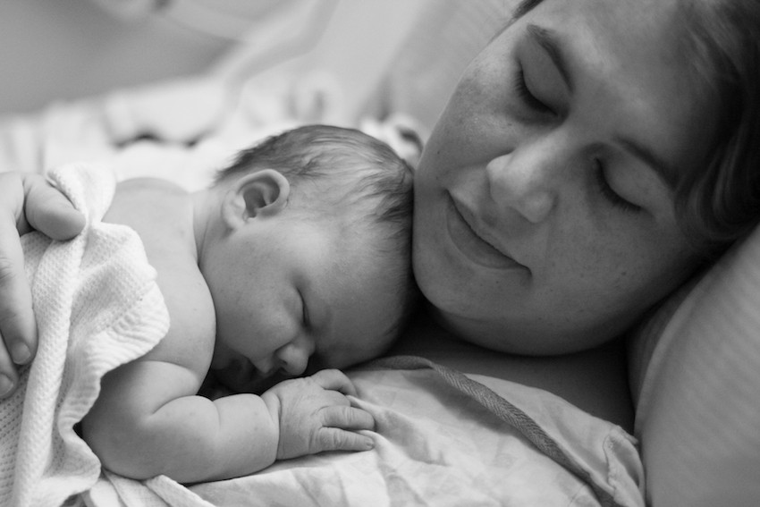 Hãy tranh thủ chợp mắt bất cứ lúc nào để bù lại lúc thức trông con. Hãy tranh thủ chợp mắt bất cứ lúc nào để bù lại lúc thức trông con.