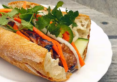 Ở mỗi miền, bánh mì có hương vị khác nhau tùy vào cách chế biến của chủ quán. Ảnh: I.T