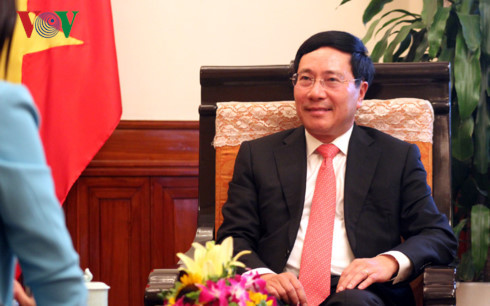 Phó Thủ tướng, Bộ trưởng Ngoại giao Phạm Bình Minh đã trả lời phỏng vấn báo chí về mối quan hệ đặc biệt Việt Nam - Campuchia.