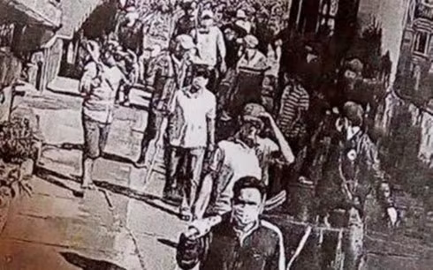 Hơn 100 đối tượng cầm hung khí đi giải quyết mâu thuẫn. (Ảnh cắt từ clip)