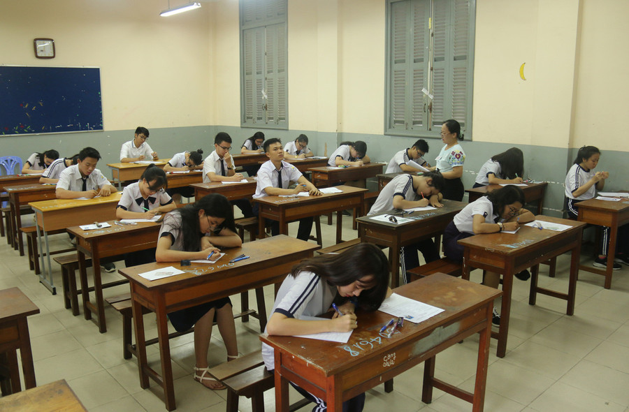 TS bắt đầu làm bài thi môn ngữ văn TS bắt đầu làm bài thi môn ngữ văn