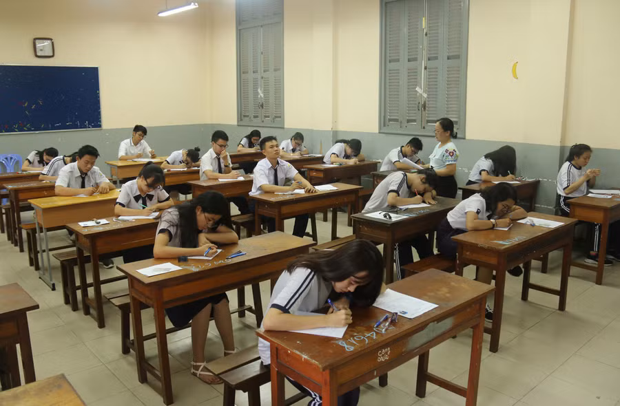 TS bắt đầu làm bài thi môn ngữ văn