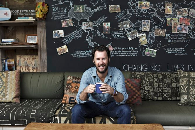 Doanh nhân Blacke Mycoskie - nhà sáng lập thương hiệu giày TOMS. Doanh nhân Blacke Mycoskie - nhà sáng lập thương hiệu giày TOMS.