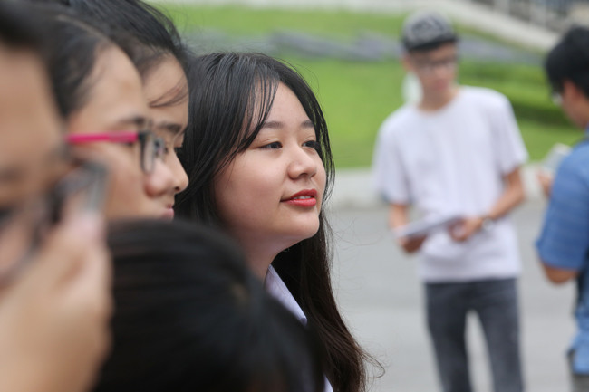 Vẻ mặt rạng rỡ hiện trên khuôn mặt của một nữ sinh.