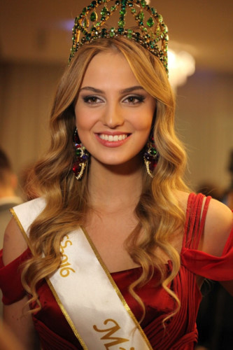 Dù còn thiếu kinh nghiệm, nhưng với chiều cao ấn tượng 1,82 m, gương mặt trẻ trung, xinh đep đã giúp cô được lòng nhiều người ngay sau khi đăng quang. Dù còn thiếu kinh nghiệm, nhưng với chiều cao ấn tượng 1,82 m, gương mặt trẻ trung, xinh đep đã giúp cô được lòng nhiều người ngay sau khi đăng quang.