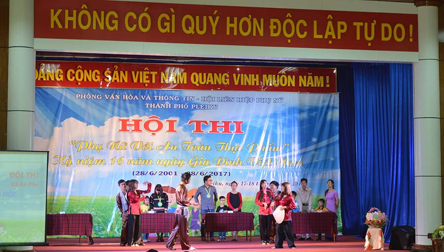 Các đội tham gia phần thi chào hỏi. Ảnh: Anh Huy Các đội tham gia phần thi chào hỏi. Ảnh: Anh Huy