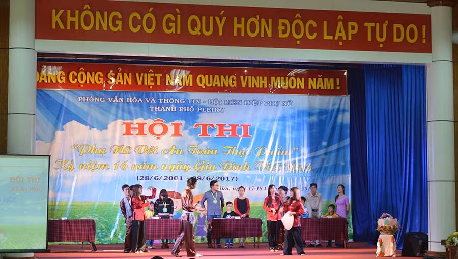 Các đội tham gia phần thi chào hỏi. Ảnh: Anh Huy